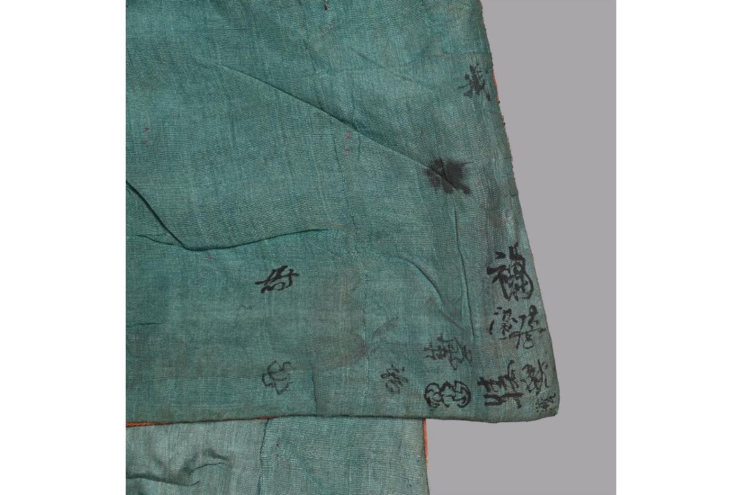 A Chinese wedding gown worn by a Han Chinese woman - Image 11 of 14