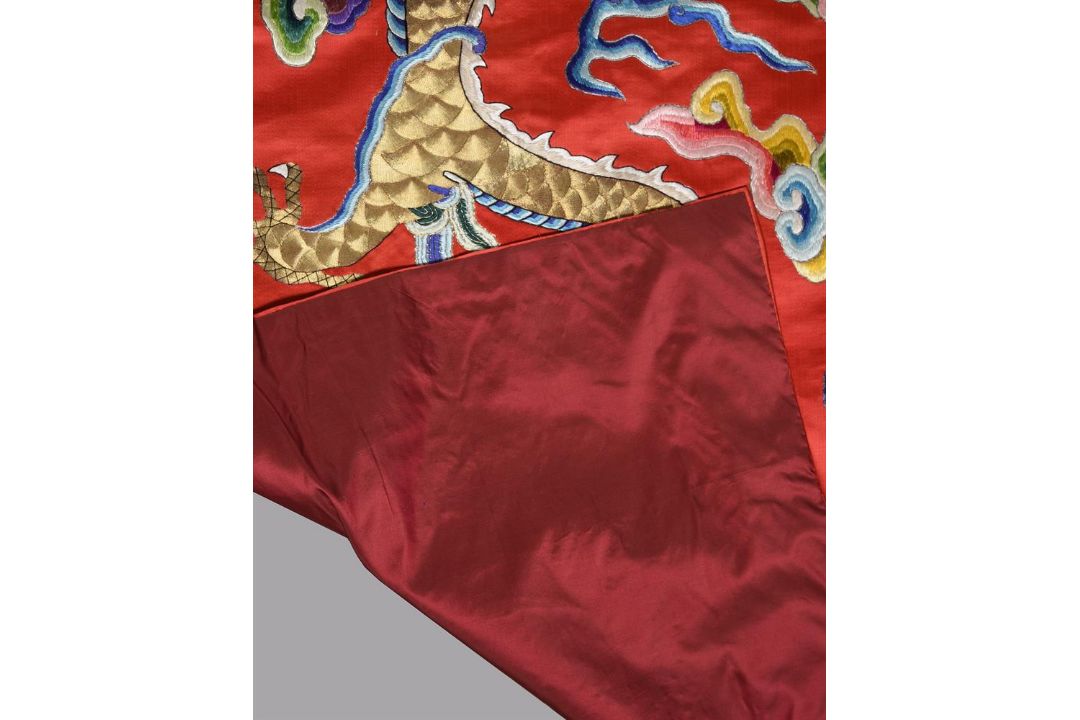 A fine Chinese red silk five coloured cloud pattern horizontal pelmet - Image 6 of 6