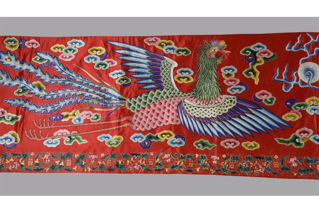 A fine Chinese red silk five coloured cloud pattern horizontal pelmet - Image 2 of 6