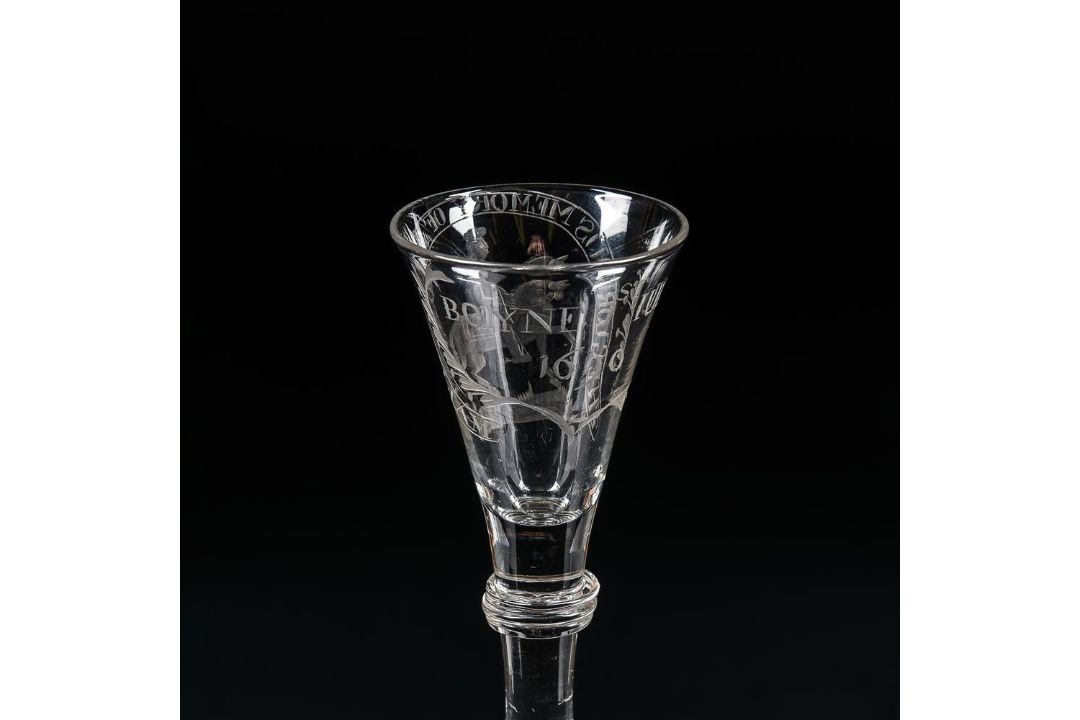 AN ENGRAVED WILLIAMITE WINE GLASS OF THE TYPE FROM THE PUGH BROTHERS STUDIOS - Image 2 of 3