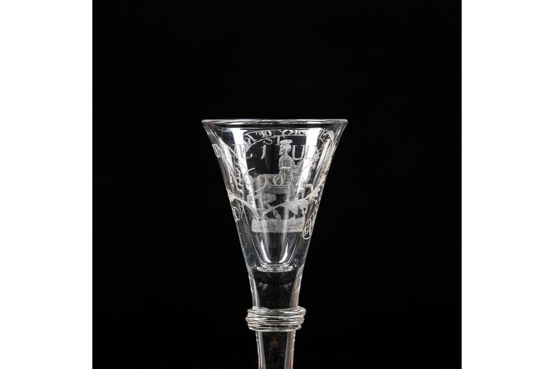 AN ENGRAVED WILLIAMITE WINE GLASS OF THE TYPE FROM THE PUGH BROTHERS STUDIOS - Image 3 of 3