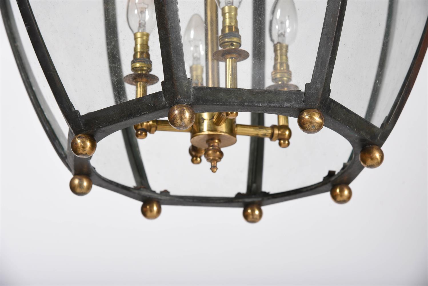 A PAIR OF VERDIGRIS AND GILTMETAL MOUNTED HANGING LANTERNS IN REGENCY STYLE - Image 4 of 4