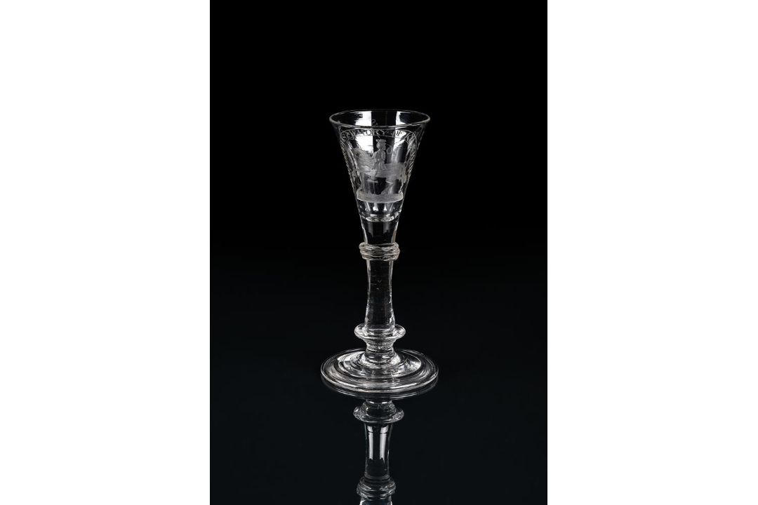 AN ENGRAVED WILLIAMITE WINE GLASS OF THE TYPE FROM THE PUGH BROTHERS STUDIOS - Image 1 of 3