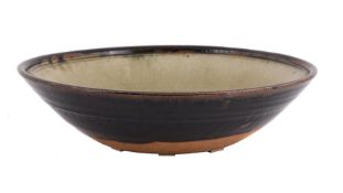 λ RICHARD BATTERHAM (BRITISH 1936-2021), AN ASH GREEN AND BROWN GLAZED STONEWARE BOWL