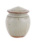 λ RICHARD BATTERHAM (BRITISH 1936-2021), A CELADON ASH GLAZED JAR AND COVER