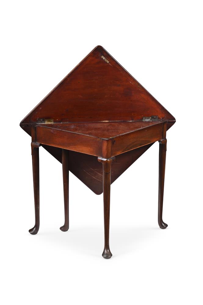 A GEORGE II MAHOGANY AND SATINWOOD CROSSBANDED 'ENVELOPE' TABLE - Image 4 of 4