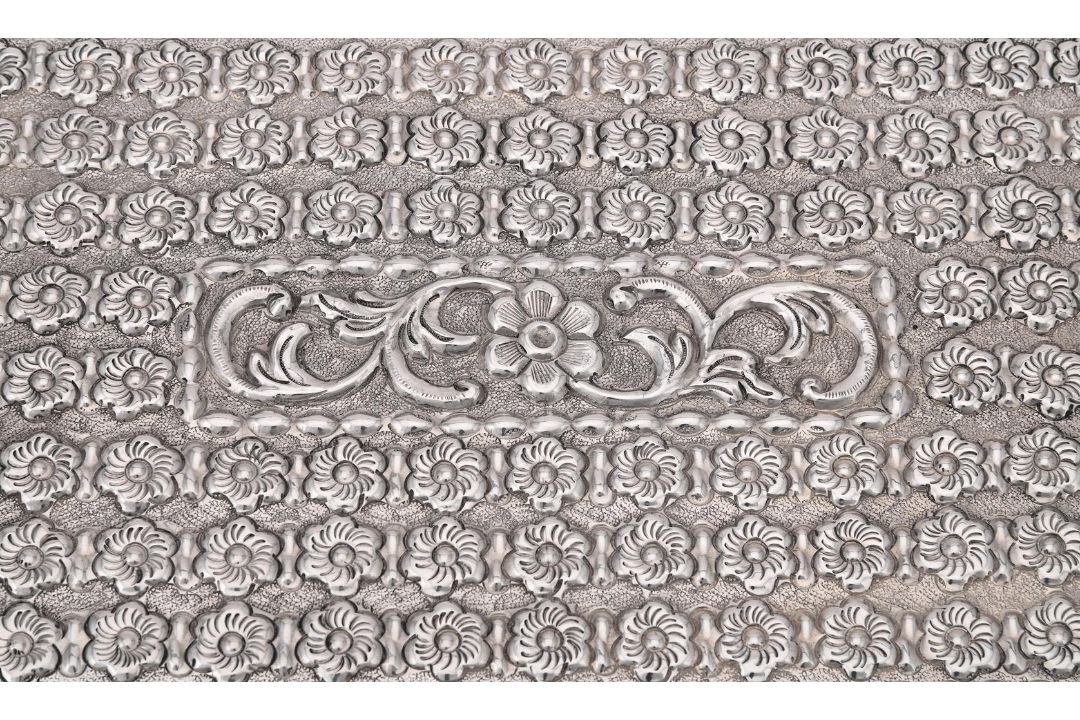A SILVER COLOURED OBLONG TRAY - Image 2 of 3