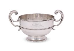 AN EDWARDIAN IRISH SILVER TWIN HANDLED TROPHY CUP