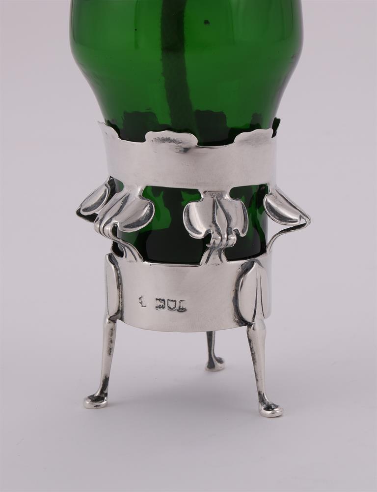 AN EDWARDIAN SILVER MOUNTED AND GLASS TABLE OIL LIGHT - Image 2 of 3