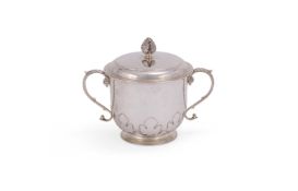 A SILVER PORRINGER AND COVER