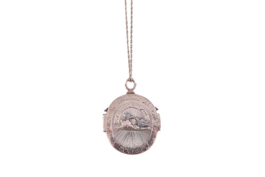 AN EARLY 19TH CENTURY THREE COLOUR GOLD SENTIMENTAL LOCKET, CIRCA 1800 - Image 1 of 3