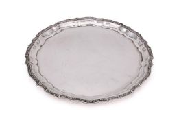 A SILVER COLOURED SHAPED CIRCULAR TRAY
