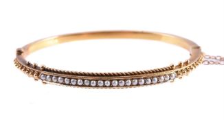 A 15 CARAT GOLD LATE VICTORIAN HALF SEED PEARL BANGLE, LONDON 1900