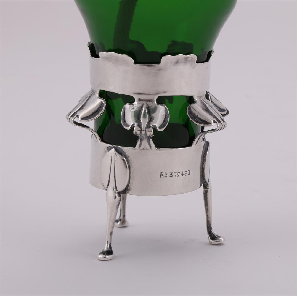 AN EDWARDIAN SILVER MOUNTED AND GLASS TABLE OIL LIGHT - Image 3 of 3