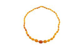AN AMBER BEAD NECKLACE