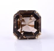 A 1960S SMOKY QUARTZ DRESS RING