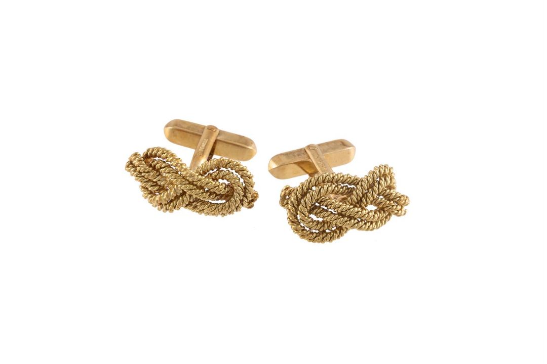 A PAIR OF 18 CARAT GOLD KNOT CUFFLINKS, BIRMINGHAM 1967 IMPORT MARK - Image 1 of 2