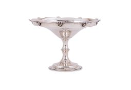 A SILVER SHAPED CIRCULAR PEDESTAL DISH