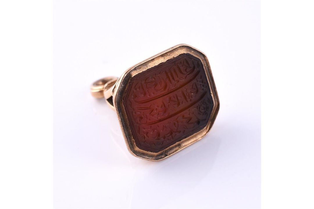 A LATE 18TH CENTURY GOLD AND CORNELIAN FOB SEAL INSCRIBED WITH ARABIC SCRIPT, CIRCA 1780 - Image 1 of 2