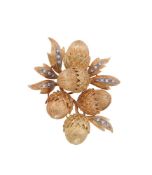 A GOLD COLOURED ACORN BROOCH/PENDANT