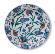 AN IZNIK POTTERY DISH, OTTOMAN, ANATOLIA, CIRCA 1600