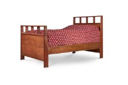 A COTSWOLD SCHOOL OAK BED ATTRIBUTED TO ERNEST GIMSON, EARLY 20TH CENTURY