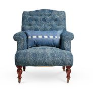 A LATE VICTORIAN WALNUT ARMCHAIR, LATE 19TH CENTURY