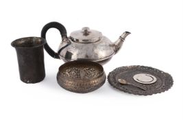 A GEORGE IV SILVER CIRCULAR TEA POT, MAKER'S MARK RH, LONDON 1820