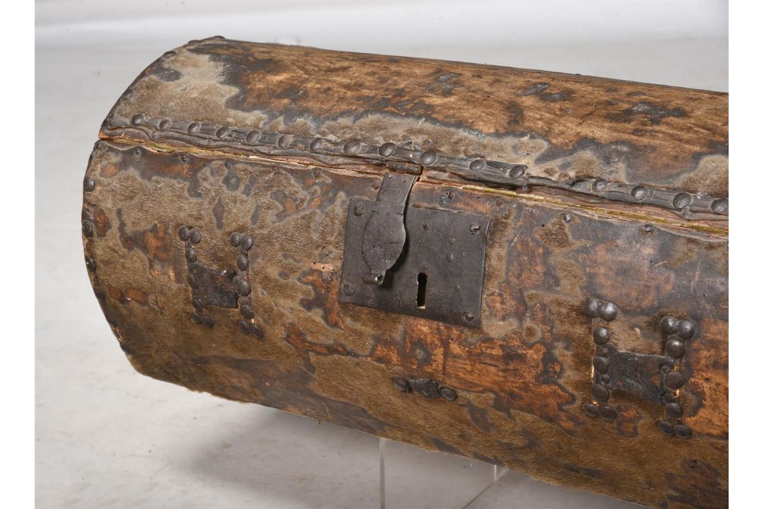 A HIDE AND STUD WORK CIRCULAR TRAVELLING BOX, LATE 17TH OR EARLY 18TH CENTURY - Image 4 of 4