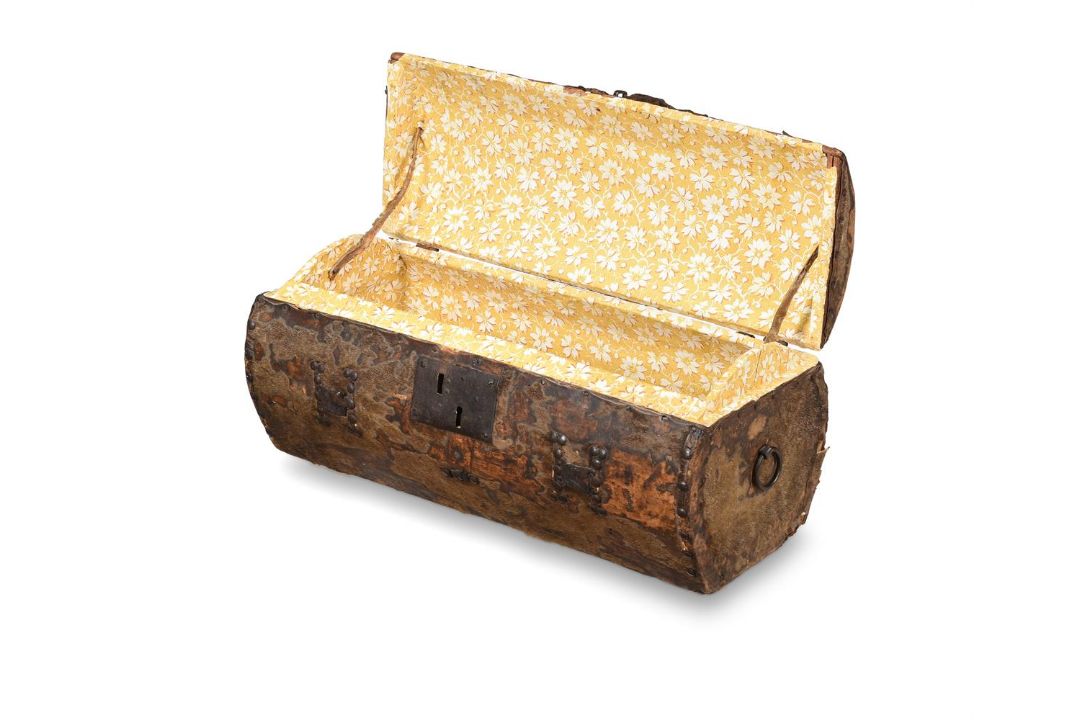 A HIDE AND STUD WORK CIRCULAR TRAVELLING BOX, LATE 17TH OR EARLY 18TH CENTURY - Image 3 of 4