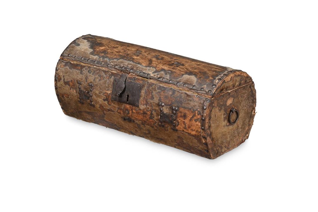A HIDE AND STUD WORK CIRCULAR TRAVELLING BOX, LATE 17TH OR EARLY 18TH CENTURY - Image 2 of 4