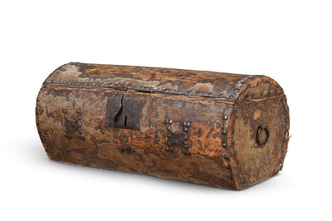A HIDE AND STUD WORK CIRCULAR TRAVELLING BOX, LATE 17TH OR EARLY 18TH CENTURY - Image 1 of 4