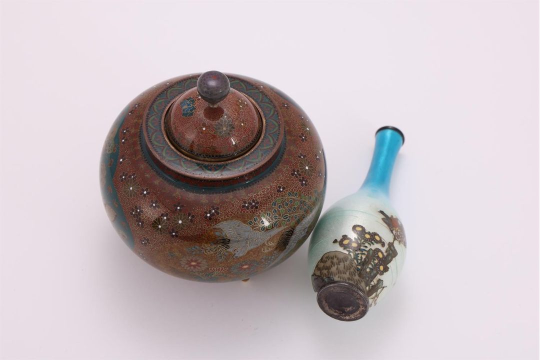 A Japanese Cloisonné Enamel Vase and Cover - Image 4 of 4