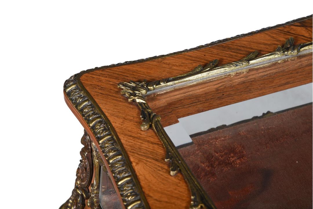 Y A ROSEWOOD AND ORMOLU MOUNTED BIJOUTERIE TABLE, IN LOUIS XV STYLE, LAST QUARTER 19TH CENTURY - Image 5 of 5