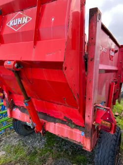 Kuhn 3560 straw chopper