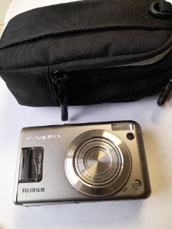 USED FUJIFILM FINEPIX F31FD CAMERA + CASE