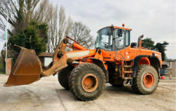 DOOSAN DL300 4WD LOADING SHOVEL * YEAR 2012 * C/W BUCKET