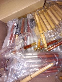 Assorted pens aprox 555 pieces box 445