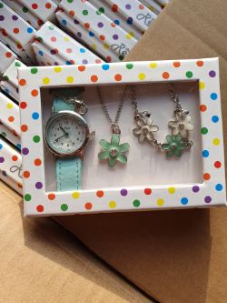 Girls watch set approximately 450 box no 209