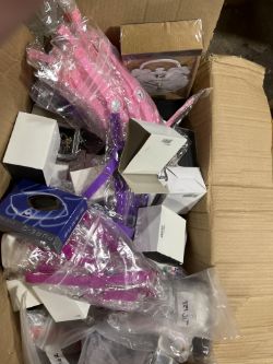 Big clocks approx 4 assorted coloured watches approx 500 jewellery approx 100 474