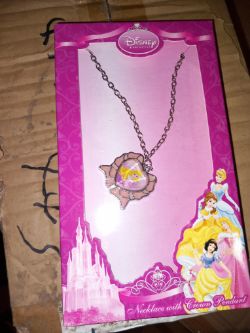 Disney Princess necklace aprox 25 pieces box 443