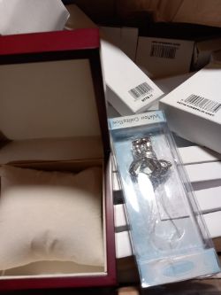 Watch collection key ring and red cushioned box both approx 45 pieces box 420