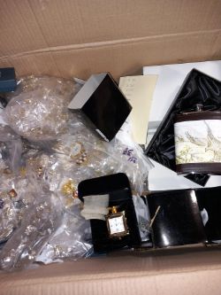 Assorted jewellery pieces approx. 1600 piece clock in black cushioned box