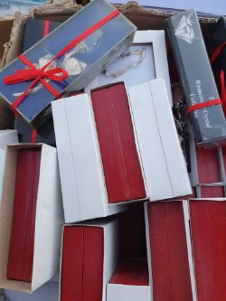 The olivia collection approximately 450 box no 243