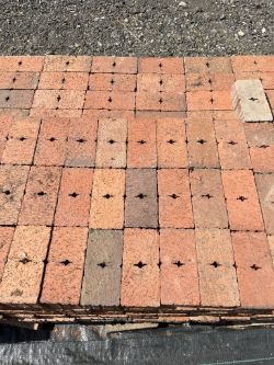 APPROX 650 QTY X RED ENGINEERING BRICKS