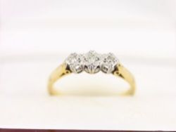 DIAMOND TRILOGY RING 18CT GOLD LADIES SIZE O 750 3.1G