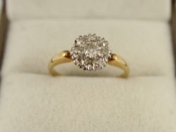 DIAMOND CLUSTER RING 18CT GOLD LADIES SIZE M 1/2 2.5G