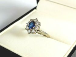 DIAMOND & SAPPHIRE HALO RING 18CT WHITE GOLD LADIES SIZE K 750 4.2G