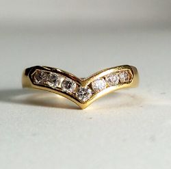 0.33CT V SHAPE ETERNITY RING/YELLOW GOLD