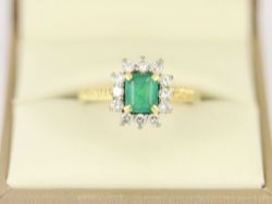DIAMOND AND EMERALD HALO RING 18CT GOLD LADIES SIZE N 1/2 750 4.1G